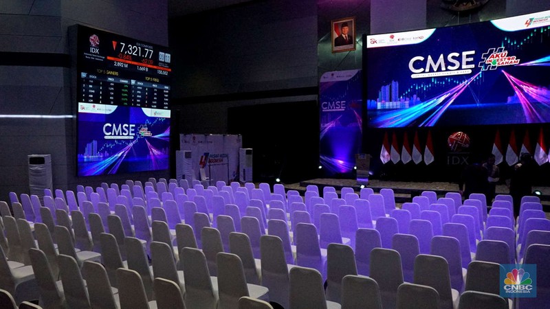 Seorang pengunjung Bursa Efek Indonesia berdiri di depan papan elektronik yang menampilkan daftar indeks saham, Kamis, (7/11/2024). (CNBC Indonesia/Muhammad Sabki) Seorang pengunjung Bursa Efek Indonesia berdiri di depan papan elektronik yang menampilkan daftar indeks saham, Kamis, (7/11/2024). (CNBC Indonesia/Muhammad Sabki)