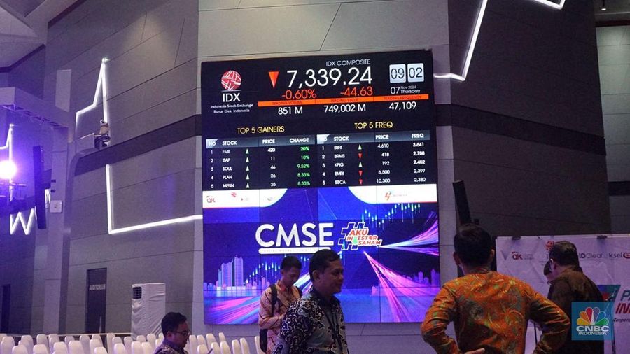 Seorang pengunjung Bursa Efek Indonesia berdiri di depan papan elektronik yang menampilkan daftar indeks saham, Kamis, (7/11/2024). (CNBC Indonesia/Muhammad Sabki)