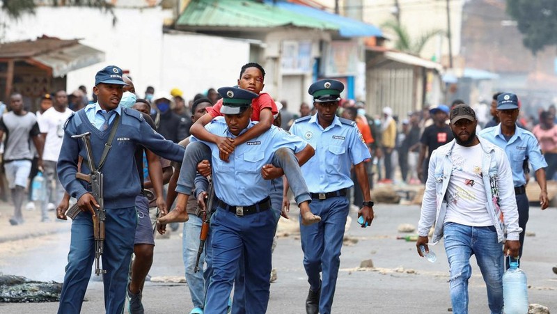 Para pengunjuk rasa lari dari polisi selama 