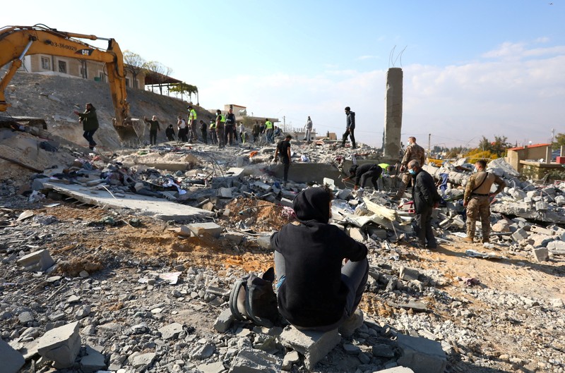 Bendera Hizbullah berkibar di lokasi yang rusak akibat serangan Israel di kota Al-Ain di wilayah Baalbek, di tengah permusuhan yang sedang berlangsung antara Hizbullah dan pasukan Israel, di Lebanon, 6 November 2024. Bendera Hizbullah berkibar di lokasi yang rusak akibat serangan Israel di kota Al-Ain di wilayah Baalbek, di tengah permusuhan yang sedang berlangsung antara Hizbullah dan pasukan Israel, di Lebanon, 6 November 2024. (REUTERS/Mohammed Yassin)