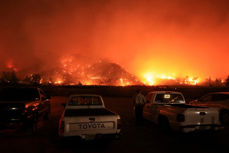 Pemandangan menunjukkan properti yang rusak terbakar, sementara asap mengepul dari Kebakaran Gunung di Camarillo, California, AS, 6 November 2024. Pemandangan menunjukkan properti yang rusak terbakar, sementara asap mengepul dari Kebakaran Gunung di Camarillo, California, AS, 6 November 2024. (REUTERS/David Swanson)