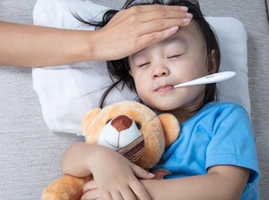 Mandikan Anak Saat Demam Ternyata Ada Manfaatnya, Tapi Catat Saran Dokter