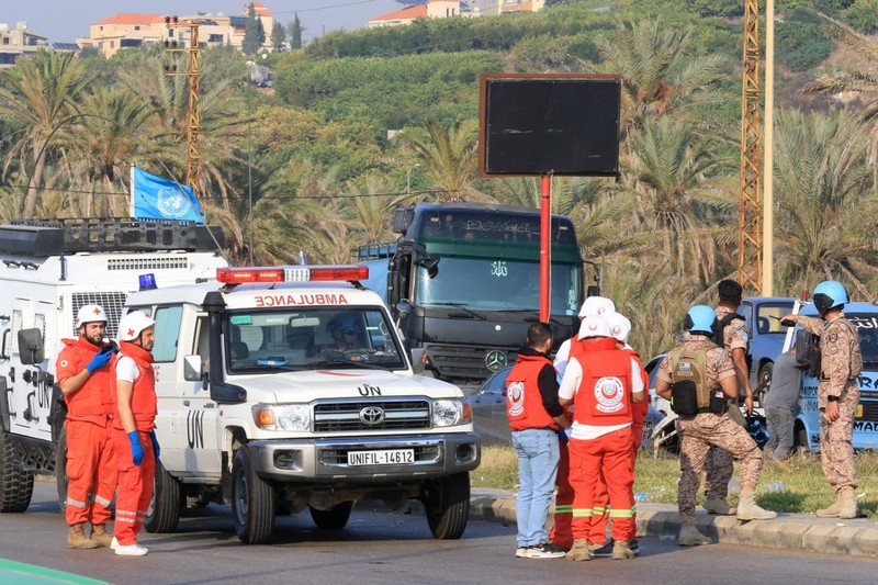 Anggota pasukan penjaga perdamaian UNIFIL duduk di pinggir jalan di lokasi serangan Israel di pintu masuk utara kota selatan Sidon pada, Kamis (7/11/2024). UNIFIL telah merilis pernyataan mengenai serangan Israel di pinggiran Sidon di Lebanon. Dikatakan bahwa pasukan penjaga perdamaian yang “baru tiba” berada di sekitar serangan pesawat tak berawak, yang mengakibatkan lima dari mereka terluka. (Photo by MAHMOUD ZAYYAT / AFP) Anggota pasukan penjaga perdamaian UNIFIL duduk di pinggir jalan di lokasi serangan Israel di pintu masuk utara kota selatan Sidon pada, Kamis (7/11/2024). UNIFIL telah merilis pernyataan mengenai serangan Israel di pinggiran Sidon di Lebanon. Dikatakan bahwa pasukan penjaga perdamaian yang “baru tiba” berada di sekitar serangan pesawat tak berawak, yang mengakibatkan lima dari mereka terluka. (Photo by MAHMOUD ZAYYAT / AFP)
