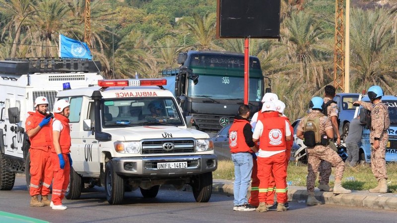 Anggota pasukan penjaga perdamaian UNIFIL duduk di pinggir jalan di lokasi serangan Israel di pintu masuk utara kota selatan Sidon pada, Kamis (7/11/2024).  UNIFIL telah merilis pernyataan mengenai serangan Israel di pinggiran Sidon di Lebanon. Dikatakan bahwa pasukan penjaga perdamaian yang “baru tiba” berada di sekitar serangan pesawat tak berawak, yang mengakibatkan lima dari mereka terluka. (Photo by MAHMOUD ZAYYAT / AFP)