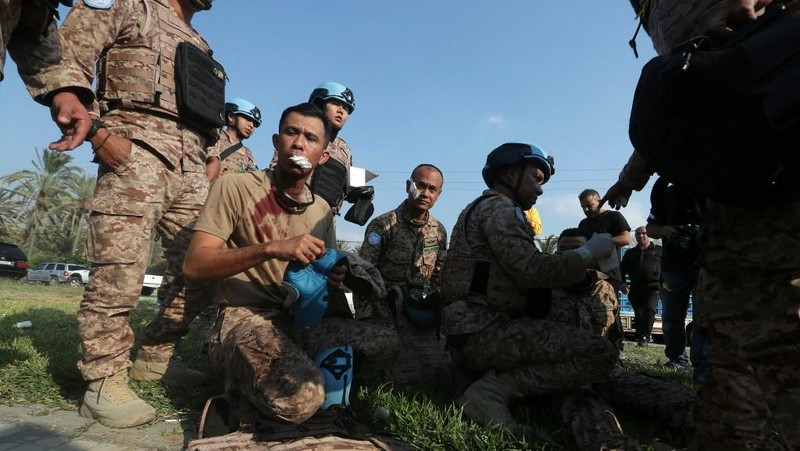 Anggota pasukan penjaga perdamaian UNIFIL duduk di pinggir jalan di lokasi serangan Israel di pintu masuk utara kota selatan Sidon pada, Kamis (7/11/2024).  UNIFIL telah merilis pernyataan mengenai serangan Israel di pinggiran Sidon di Lebanon. Dikatakan bahwa pasukan penjaga perdamaian yang “baru tiba” berada di sekitar serangan pesawat tak berawak, yang mengakibatkan lima dari mereka terluka. (Photo by MAHMOUD ZAYYAT / AFP)