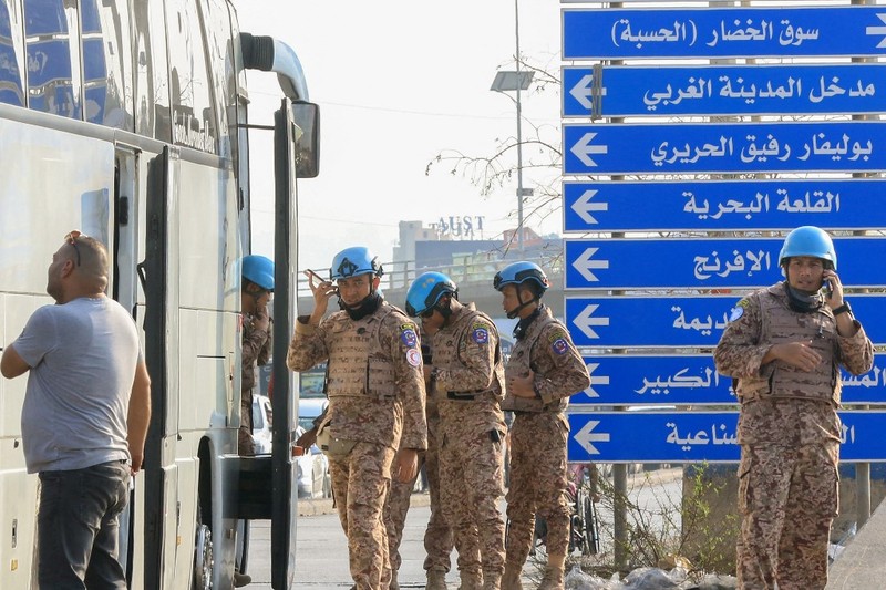 Anggota pasukan penjaga perdamaian UNIFIL duduk di pinggir jalan di lokasi serangan Israel di pintu masuk utara kota selatan Sidon pada, Kamis (7/11/2024). UNIFIL telah merilis pernyataan mengenai serangan Israel di pinggiran Sidon di Lebanon. Dikatakan bahwa pasukan penjaga perdamaian yang “baru tiba” berada di sekitar serangan pesawat tak berawak, yang mengakibatkan lima dari mereka terluka. (Photo by MAHMOUD ZAYYAT / AFP) Anggota pasukan penjaga perdamaian UNIFIL duduk di pinggir jalan di lokasi serangan Israel di pintu masuk utara kota selatan Sidon pada, Kamis (7/11/2024). UNIFIL telah merilis pernyataan mengenai serangan Israel di pinggiran Sidon di Lebanon. Dikatakan bahwa pasukan penjaga perdamaian yang “baru tiba” berada di sekitar serangan pesawat tak berawak, yang mengakibatkan lima dari mereka terluka. (Photo by MAHMOUD ZAYYAT / AFP)