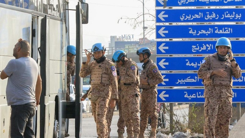 Anggota pasukan penjaga perdamaian UNIFIL duduk di pinggir jalan di lokasi serangan Israel di pintu masuk utara kota selatan Sidon pada, Kamis (7/11/2024).  UNIFIL telah merilis pernyataan mengenai serangan Israel di pinggiran Sidon di Lebanon. Dikatakan bahwa pasukan penjaga perdamaian yang “baru tiba” berada di sekitar serangan pesawat tak berawak, yang mengakibatkan lima dari mereka terluka. (Photo by MAHMOUD ZAYYAT / AFP)