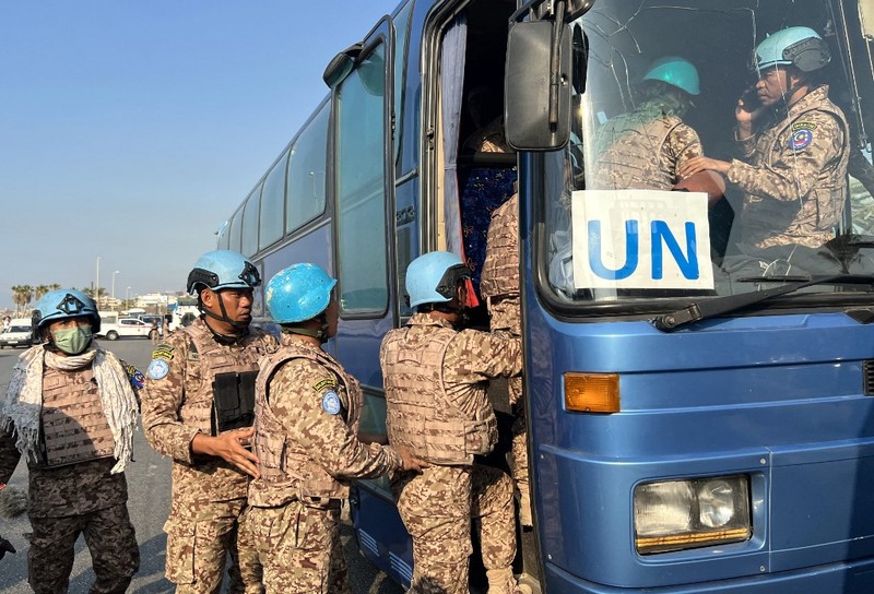 Anggota pasukan penjaga perdamaian UNIFIL duduk di pinggir jalan di lokasi serangan Israel di pintu masuk utara kota selatan Sidon pada, Kamis (7/11/2024).  UNIFIL telah merilis pernyataan mengenai serangan Israel di pinggiran Sidon di Lebanon. Dikatakan bahwa pasukan penjaga perdamaian yang “baru tiba” berada di sekitar serangan pesawat tak berawak, yang mengakibatkan lima dari mereka terluka. (Photo by MAHMOUD ZAYYAT / AFP)