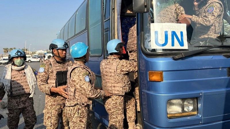 Anggota pasukan penjaga perdamaian UNIFIL duduk di pinggir jalan di lokasi serangan Israel di pintu masuk utara kota selatan Sidon pada, Kamis (7/11/2024).  UNIFIL telah merilis pernyataan mengenai serangan Israel di pinggiran Sidon di Lebanon. Dikatakan bahwa pasukan penjaga perdamaian yang “baru tiba” berada di sekitar serangan pesawat tak berawak, yang mengakibatkan lima dari mereka terluka. (Photo by MAHMOUD ZAYYAT / AFP)