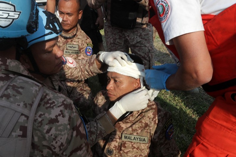 Anggota pasukan penjaga perdamaian UNIFIL duduk di pinggir jalan di lokasi serangan Israel di pintu masuk utara kota selatan Sidon pada, Kamis (7/11/2024).  UNIFIL telah merilis pernyataan mengenai serangan Israel di pinggiran Sidon di Lebanon. Dikatakan bahwa pasukan penjaga perdamaian yang “baru tiba” berada di sekitar serangan pesawat tak berawak, yang mengakibatkan lima dari mereka terluka. (Photo by MAHMOUD ZAYYAT / AFP)