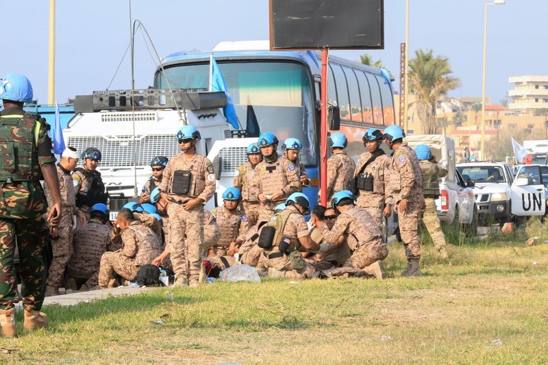 Anggota pasukan penjaga perdamaian UNIFIL duduk di pinggir jalan di lokasi serangan Israel di pintu masuk utara kota selatan Sidon pada, Kamis (7/11/2024).  UNIFIL telah merilis pernyataan mengenai serangan Israel di pinggiran Sidon di Lebanon. Dikatakan bahwa pasukan penjaga perdamaian yang “baru tiba” berada di sekitar serangan pesawat tak berawak, yang mengakibatkan lima dari mereka terluka. (Photo by MAHMOUD ZAYYAT / AFP)
