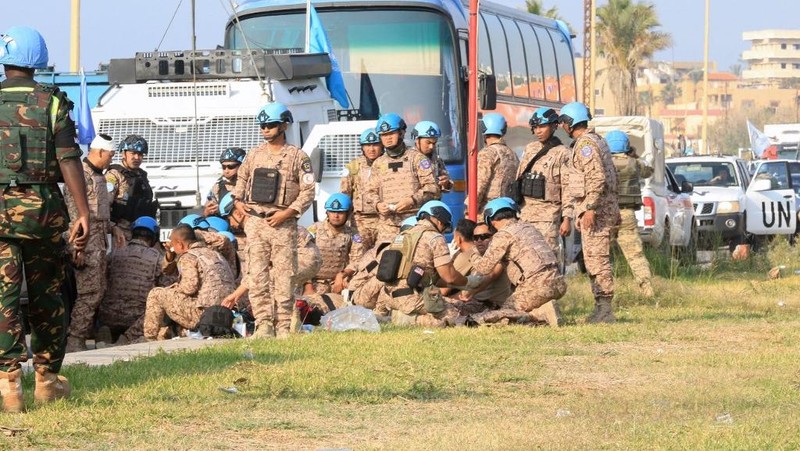 Anggota pasukan penjaga perdamaian UNIFIL duduk di pinggir jalan di lokasi serangan Israel di pintu masuk utara kota selatan Sidon pada, Kamis (7/11/2024).  UNIFIL telah merilis pernyataan mengenai serangan Israel di pinggiran Sidon di Lebanon. Dikatakan bahwa pasukan penjaga perdamaian yang “baru tiba” berada di sekitar serangan pesawat tak berawak, yang mengakibatkan lima dari mereka terluka. (Photo by MAHMOUD ZAYYAT / AFP)