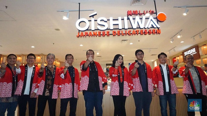 Chairman CT Corp Chairul Tanjung hadir dalam grand opening Oishiwa Japanese Delicatssen di Transmart Kota Kasablanka, Jakarta, Jumat, (8/11/2024). (CNBC Indonesia/Muhammad Sabki)