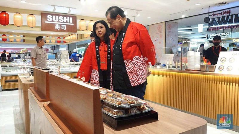 Chairman CT Corp Chairul Tanjung hadir dalam grand opening Oishiwa Japanese Delicatssen di Transmart Kota Kasablanka, Jakarta, Jumat, (8/11/2024). (CNBC Indonesia/Muhammad Sabki)