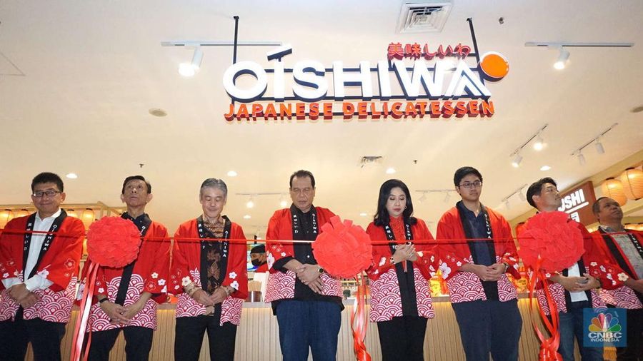 Chairman CT Corp Chairul Tanjung hadir dalam grand opening Oishiwa Japanese Delicatssen di Transmart Kota Kasablanka, Jakarta, Jumat, (8/11/2024). (CNBC Indonesia/Muhammad Sabki)