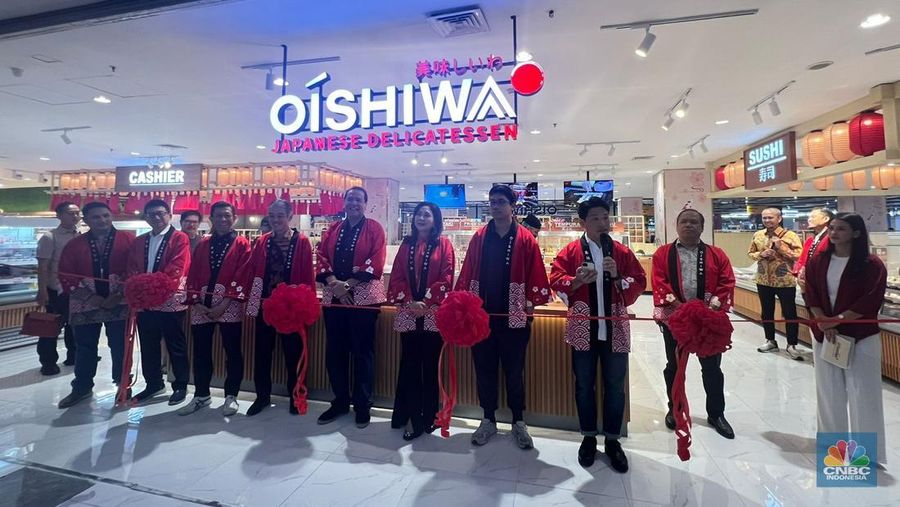 Chairman CT Corp Chairul Tanjung meresmikan gerai Oishiwa di Transmart Kota Kasablanka, Kota Jakarta Selatan, Jumat (8/11/2024). (CNBC Indonesia/Linda Sari Hasibuan)