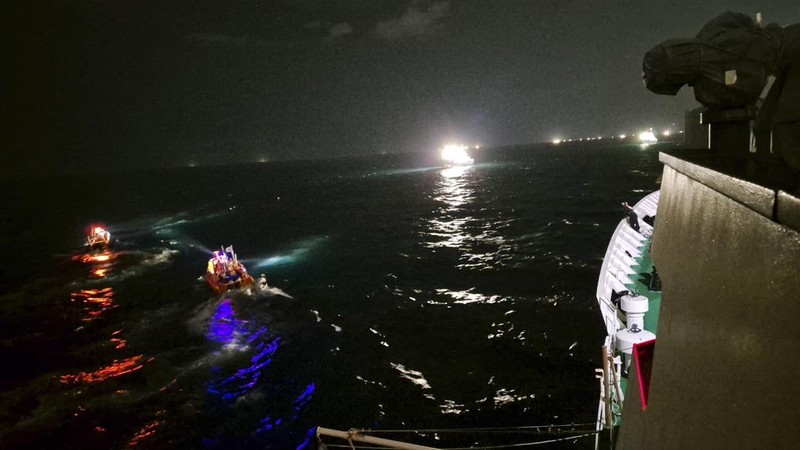 Dua orang tewas dan 12 orang hilang setelah sebuah kapal penangkap ikan tenggelam di perairan lepas pantai pulau resor selatan Korea Selatan, Jeju pada hari Jumat (8/11/2024). (Tangkapan Layar Video Reuters/)