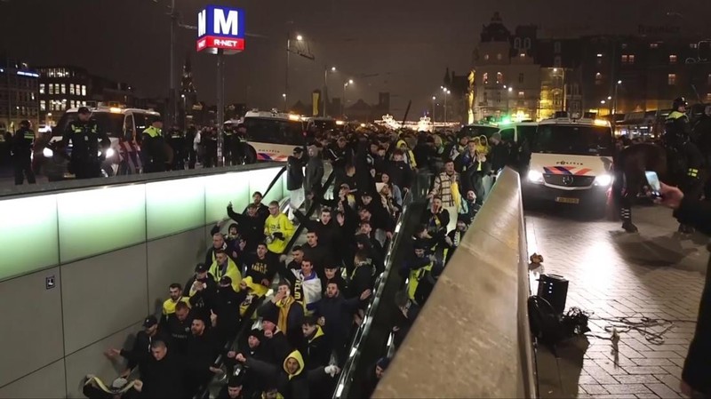 Pendukung Maccabi Tel Aviv asal Israel berdemonstrasi dan menyalakan suar di Amsterdam, Belanda, 7 November 2024, dalam tangkapan layar yang diperoleh dari video media sosial. (Michel Van Bergen/via REUTERS)