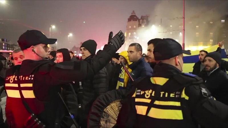 Pendukung Maccabi Tel Aviv asal Israel berdemonstrasi dan menyalakan suar di Amsterdam, Belanda, 7 November 2024, dalam tangkapan layar yang diperoleh dari video media sosial. (Michel Van Bergen/via REUTERS)