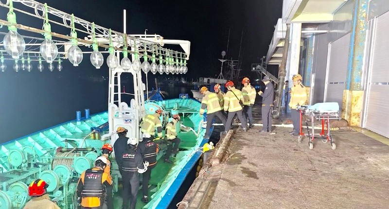 Dua orang tewas dan 12 orang hilang setelah sebuah kapal penangkap ikan tenggelam di perairan lepas pantai pulau resor selatan Korea Selatan, Jeju pada hari Jumat (8/11/2024). (Tangkapan Layar Video Reuters/)