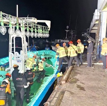 Detik-Detik Evakuasi Kru Kapal Nelayan Korsel Tenggelam, 2 WNI Hilang