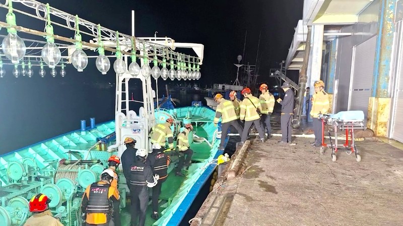 Dua orang tewas dan 12 orang hilang setelah sebuah kapal penangkap ikan tenggelam di perairan lepas pantai pulau resor selatan Korea Selatan, Jeju pada hari Jumat (8/11/2024). (Tangkapan Layar Video Reuters/)