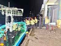 Detik-Detik Evakuasi Kru Kapal Nelayan Korsel Tenggelam, 2 WNI Hilang