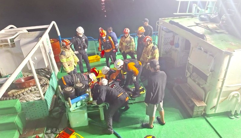 Dua orang tewas dan 12 orang hilang setelah sebuah kapal penangkap ikan tenggelam di perairan lepas pantai pulau resor selatan Korea Selatan, Jeju pada hari Jumat (8/11/2024). (Tangkapan Layar Video Reuters/)