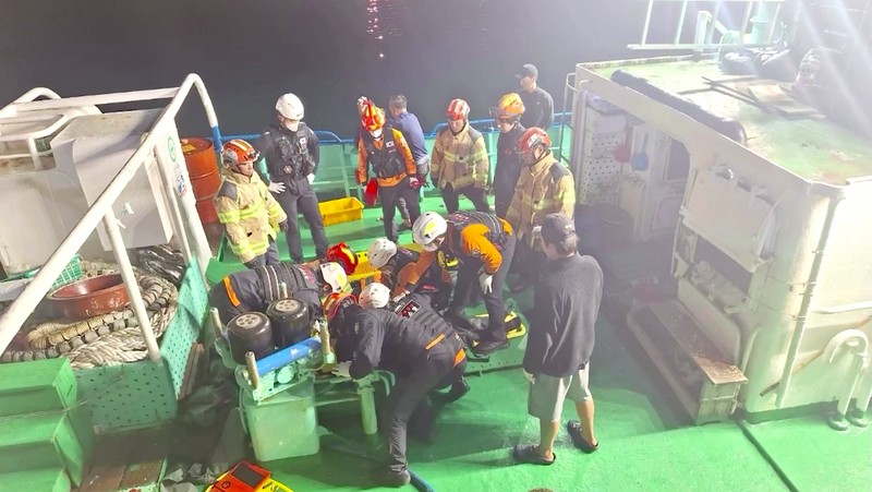 Dua orang tewas dan 12 orang hilang setelah sebuah kapal penangkap ikan tenggelam di perairan lepas pantai pulau resor selatan Korea Selatan, Jeju pada hari Jumat (8/11/2024). (Tangkapan Layar Video Reuters/)