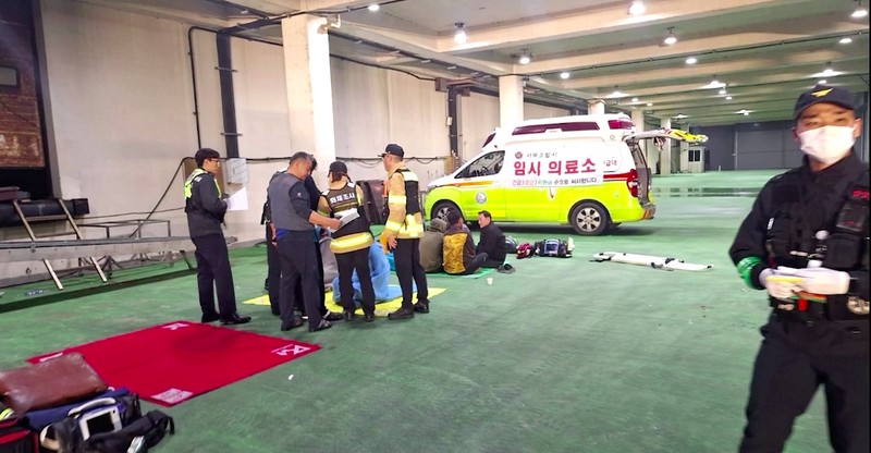 Dua orang tewas dan 12 orang hilang setelah sebuah kapal penangkap ikan tenggelam di perairan lepas pantai pulau resor selatan Korea Selatan, Jeju pada hari Jumat (8/11/2024). Dua orang tewas dan 12 orang hilang setelah sebuah kapal penangkap ikan tenggelam di perairan lepas pantai pulau resor selatan Korea Selatan, Jeju pada hari Jumat (8/11/2024). (Tangkapan Layar Video Reuters/)