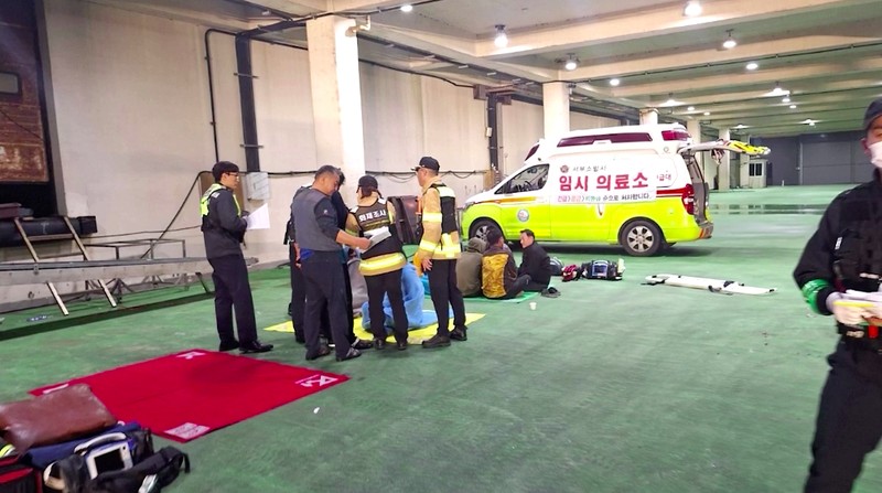 Dua orang tewas dan 12 orang hilang setelah sebuah kapal penangkap ikan tenggelam di perairan lepas pantai pulau resor selatan Korea Selatan, Jeju pada hari Jumat (8/11/2024). (Tangkapan Layar Video Reuters/)