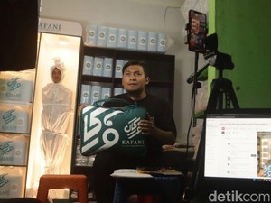 Cerita Awal Mula Yoka Jualan Kain Kafan Lewat Live di TikTok