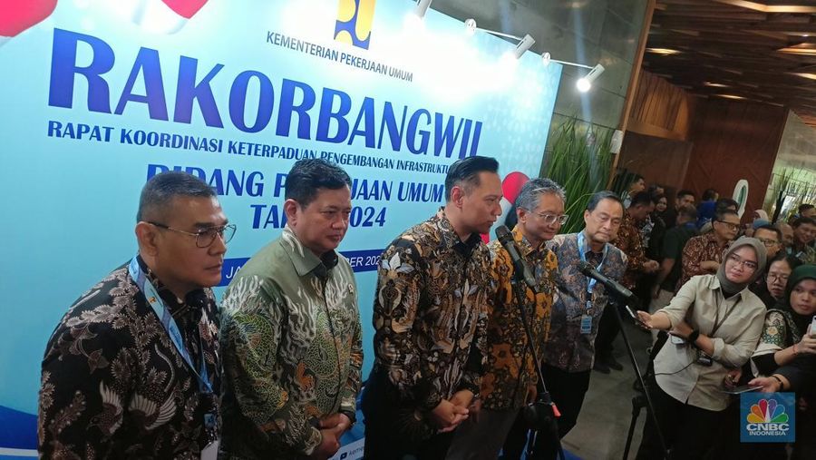Kementerian Pekerjaan Umum (PU) melaksanakan Rakorbangwil di kantor Kementerian PU, Jumat (8/11/2024). Menteri Koordinator Bidang Infrastruktur Agus Harimurti Yudhoyono mengingatkan agar 5 Kementerian teknis dan lembaga lain di bawahnya bisa semakin terintegrasi. (վ/Ferry Sandi)