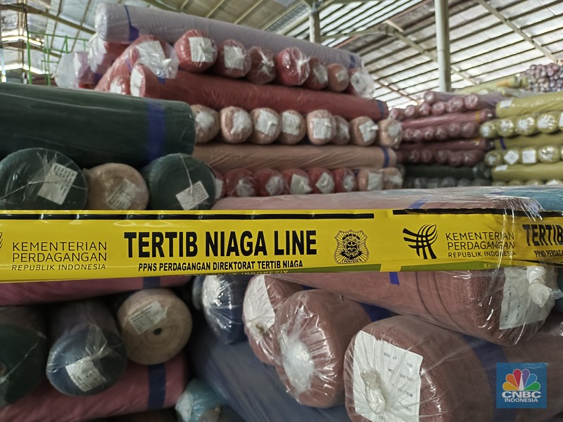 Mendag Budi Santoso saat melakukan ekspose temuan 90.000 gulungan kain yang diduga impor ilegal senilai Rp90 Miliar di Pergudangan Kamal Muara, Penjaringan, Jakarta Utara, Jumat (8/11/2024). Mendag Budi Santoso saat melakukan ekspose temuan 90.000 gulungan kain yang diduga impor ilegal senilai Rp90 Miliar di Pergudangan Kamal Muara, Penjaringan, Jakarta Utara, Jumat (8/11/2024). (CNBC Indonesia/Martyasari Rizky)