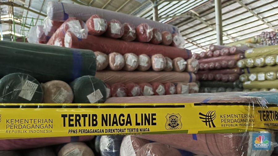 Mendag Budi Santoso saat melakukan ekspose temuan 90.000 gulungan kain yang diduga impor ilegal senilai Rp90 Miliar di Pergudangan Kamal Muara, Penjaringan, Jakarta Utara, Jumat (8/11/2024). (վ/Martyasari Rizky)