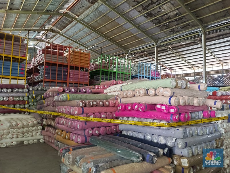 Mendag Budi Santoso saat melakukan ekspose temuan 90.000 gulungan kain yang diduga impor ilegal senilai Rp90 Miliar di Pergudangan Kamal Muara, Penjaringan, Jakarta Utara, Jumat (8/11/2024). Mendag Budi Santoso saat melakukan ekspose temuan 90.000 gulungan kain yang diduga impor ilegal senilai Rp90 Miliar di Pergudangan Kamal Muara, Penjaringan, Jakarta Utara, Jumat (8/11/2024). (CNBC Indonesia/Martyasari Rizky)