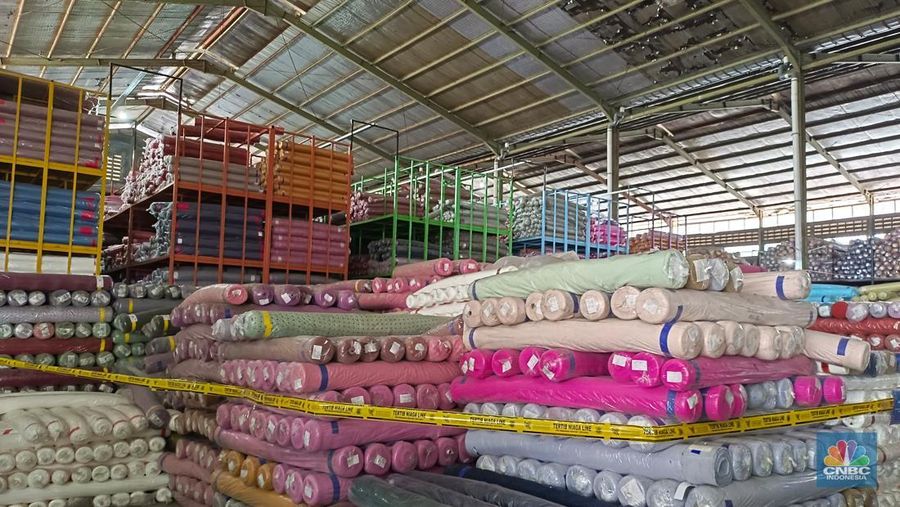 Mendag Budi Santoso saat melakukan ekspose temuan 90.000 gulungan kain yang diduga impor ilegal senilai Rp90 Miliar di Pergudangan Kamal Muara, Penjaringan, Jakarta Utara, Jumat (8/11/2024). (²©²ÊÍøÕ¾/Martyasari Rizky)