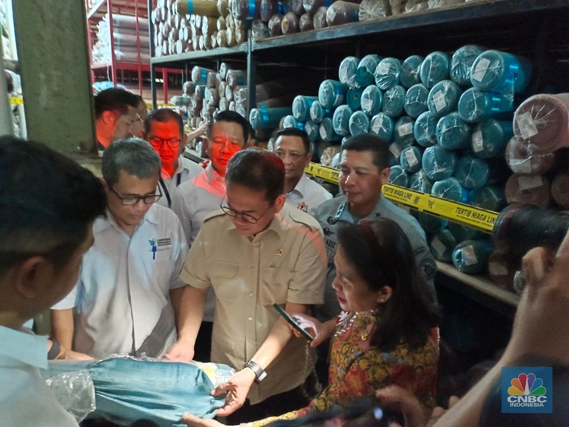 Mendag Budi Santoso saat melakukan ekspose temuan 90.000 gulungan kain yang diduga impor ilegal senilai Rp90 Miliar di Pergudangan Kamal Muara, Penjaringan, Jakarta Utara, Jumat (8/11/2024). Mendag Budi Santoso saat melakukan ekspose temuan 90.000 gulungan kain yang diduga impor ilegal senilai Rp90 Miliar di Pergudangan Kamal Muara, Penjaringan, Jakarta Utara, Jumat (8/11/2024). (CNBC Indonesia/Martyasari Rizky)
