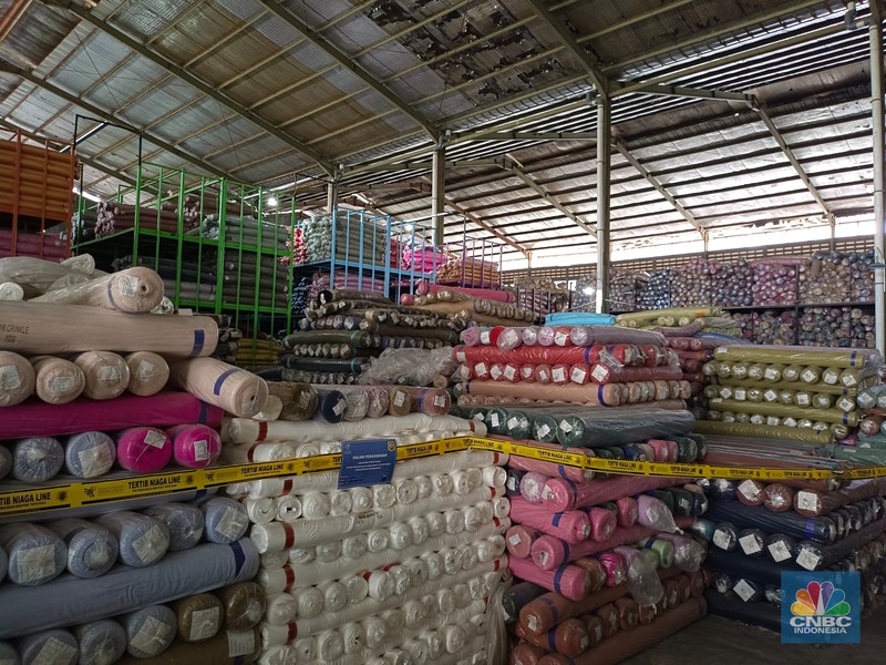 Mendag Budi Santoso saat melakukan ekspose temuan 90.000 gulungan kain yang diduga impor ilegal senilai Rp90 Miliar di Pergudangan Kamal Muara, Penjaringan, Jakarta Utara, Jumat (8/11/2024). Mendag Budi Santoso saat melakukan ekspose temuan 90.000 gulungan kain yang diduga impor ilegal senilai Rp90 Miliar di Pergudangan Kamal Muara, Penjaringan, Jakarta Utara, Jumat (8/11/2024). (CNBC Indonesia/Martyasari Rizky)