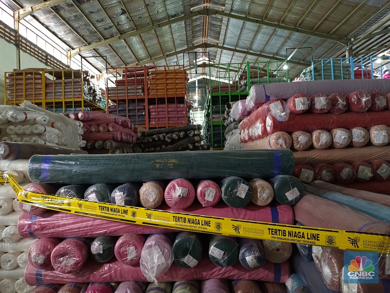 Mendag Budi Santoso saat melakukan ekspose temuan 90.000 gulungan kain yang diduga impor ilegal senilai Rp90 Miliar di Pergudangan Kamal Muara, Penjaringan, Jakarta Utara, Jumat (8/11/2024). (CNBC Indonesia/Martyasari Rizky)