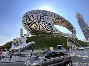 Kaligrafi Arab Menyelimuti Gedung Futuristik Ini, Hasilnya Spektakuler!