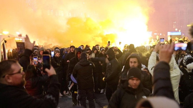 Gambar yang diambil dari video ini menunjukkan trem yang rusak di Amsterdam, Senin 11 November 2024, saat kota tersebut menghadapi ketegangan menyusul kekerasan minggu lalu. (AP Photo)