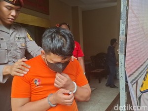 Berbaju Oranye dan Diborgol, Ini Pria Bogor Pembuat Situs Judi Online