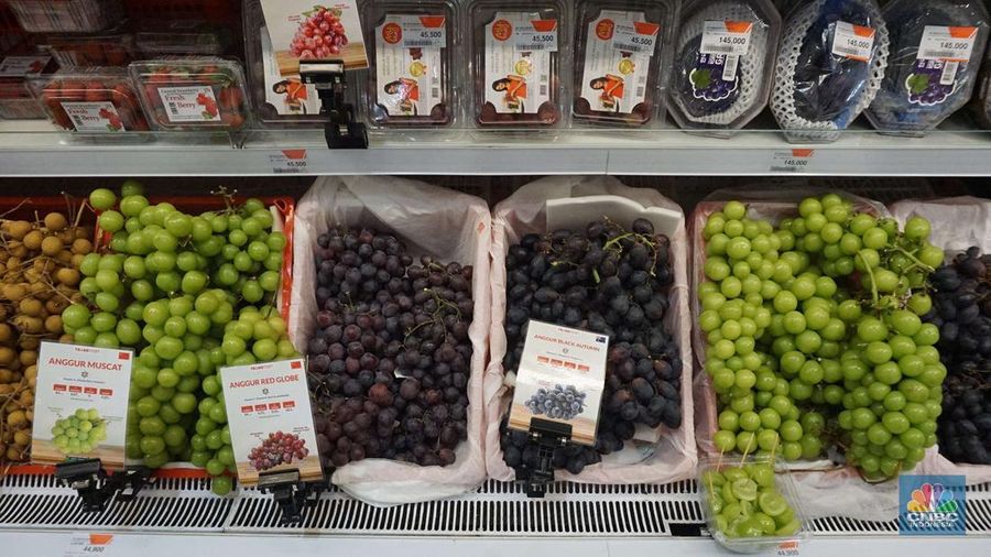 Sejumlah pengunjung memilih buah di kawasan Transmart Kota Kasablanka, Jumat, (8/11/2024). (CNBC Indonesia/Muhammad Sabki)
