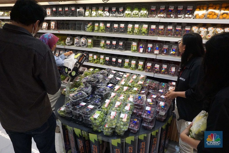 Sejumlah pengunjung memilih buah di kawasan Transmart Kota Kasablanka, Jumat, (8/11/2024). Sejumlah pengunjung memilih buah di kawasan Transmart Kota Kasablanka, Jumat, (8/11/2024). (CNBC Indonesia/Muhammad Sabki)