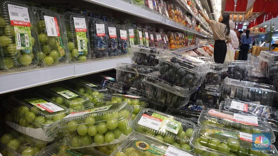 Sejumlah pengunjung memilih buah di kawasan Transmart Kota Kasablanka, Jumat, (8/11/2024). (CNBC Indonesia/Muhammad Sabki)