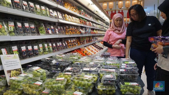 Sejumlah pengunjung memilih buah di kawasan Transmart Kota Kasablanka, Jumat, (8/11/2024). (CNBC Indonesia/Muhammad Sabki)