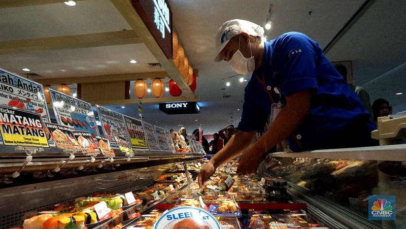 Chairman CT Corp Chairul Tanjung hadir dalam grand opening Oishiwa Japanese Delicatssen di Transmart Kota Kasablanka, Jakarta, Jumat, (8/11/2024). (CNBC Indonesia/Muhammad Sabki)