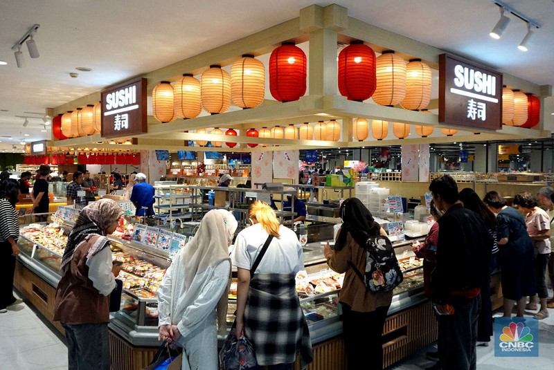 Chairman CT Corp Chairul Tanjung hadir dalam grand opening Oishiwa Japanese Delicatssen di Transmart Kota Kasablanka, Jakarta, Jumat, (8/11/2024). Chairman CT Corp Chairul Tanjung hadir dalam grand opening Oishiwa Japanese Delicatssen di Transmart Kota Kasablanka, Jakarta, Jumat, (8/11/2024). (CNBC Indonesia/Muhammad Sabki)