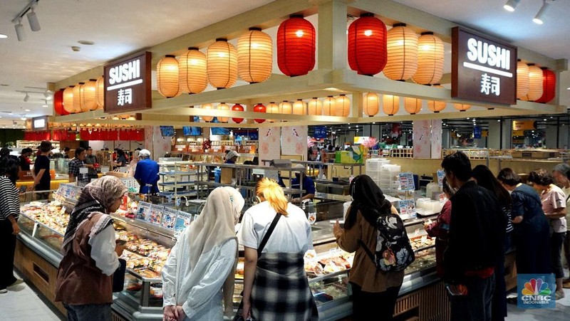 Chairman CT Corp Chairul Tanjung hadir dalam grand opening Oishiwa Japanese Delicatssen di Transmart Kota Kasablanka, Jakarta, Jumat, (8/11/2024). (CNBC Indonesia/Muhammad Sabki)